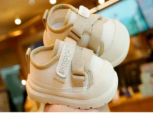 Détail du mesh respirant et du double velcro sur la chaussure de sport bébé
