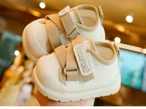 Détail du tissu en maille respirante et des bandes velcro sur chaussures de bébé