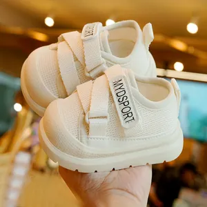 Chaussures de marche respirantes crème pour bébé avec semelle antidérapante et velcro