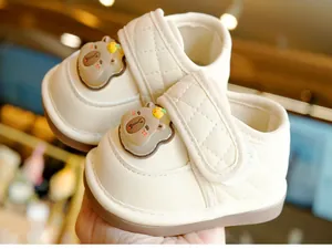 Dettaglio scarpe primi passi con orsetti 3D, cuciture a rombi e chiusura a strappo