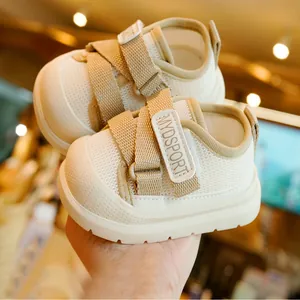 Chaussures de marche respirantes en maille beige pour bébé avec semelle antidérapante