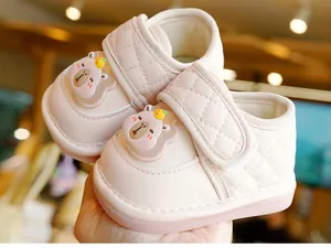 Dettaglio scarpe primi passi rosa con tessuto trapuntato e toppa a orsetto 3D
