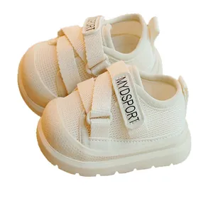 Chaussures de marche bébé en maille blanche avec scratch et semelle antidérapante souple