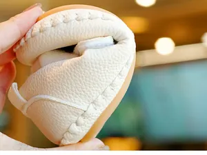 Detailansicht der ultraflexiblen weichen Sohle der rutschfesten Lauflernschuhe