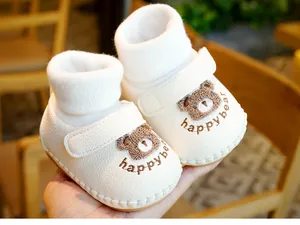 Detailansicht der warmen Baby-Lauflernschuhe mit Bärenstickerei und Strick-Knöchelmanschette