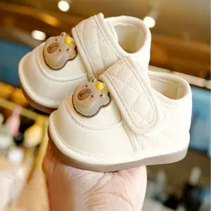 Scarpe primi passi beige per neonati con orsetto e suola in gomma antiscivolo morbida