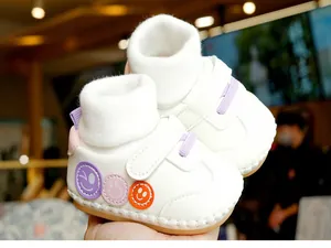 Détail de chaussures chaussettes blanches pour bébé avec semelles souples antidérapantes