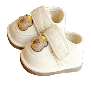 Scarpe primi passi morbide crema con decoro orsetto e chiusura velcro per neonati