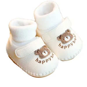 Weiche Baby-Lauflernschuhe in Cremeweiß mit Bärenstickerei und Strickbündchen-Design