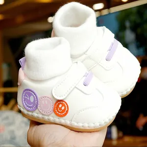 Chaussures de marche bébé en cuir blanc avec chaussettes et patchs smileys