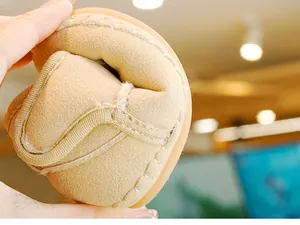 Detailansicht der flexiblen Gummisohle bei khakifarbenen Baby-Wildlederschuhen