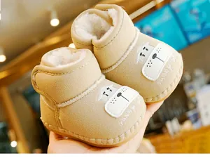 Nahaufnahme der Baby-Winterstiefel mit warmem Kunstfellfutter und rutschfester Weichsohle