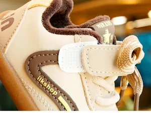 Gros plan détaillé de chaussures d'hiver pour bébé avec doublure chaude et cuir beige