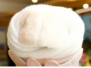 Detail eines rosa Babyschuhs mit warmem weißem Fleecefutter und Strickbündchen