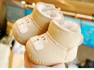 Nahaufnahme von Baby-Winterstiefeln mit Fleece-Futter und niedlicher Hundestickerei