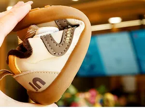 Gros plan sur la semelle souple antidérapante de chaussures de marche bébé en cuir