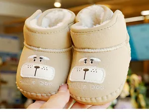Nahaufnahme der khaki Winterstiefel für Babys mit weichem Fleecefutter und Hundestickerei