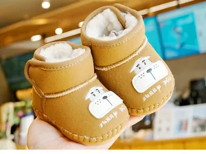 Detail von Baby-Winterstiefeln aus braunem Wildleder mit dickem Plüsch-Fleece-Futter