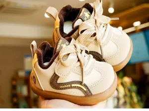 Gros plan sur les baskets hiver bébé avec doublure polaire et semelles antidérapantes