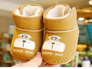 Detail von warmen Baby-Schneestiefeln mit Plüschfutter und Hunde-Stickerei