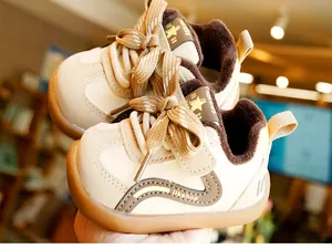 Gros plan sur la doublure chaude en fourrure synthétique des bottines bébé beige