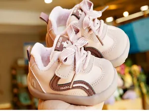 Détail des chaussures bébé roses avec doublure en peluche violette et petit nœud