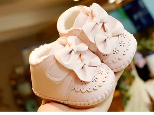 Details von rosa Baby-Lauflernschuhen mit Plüschfutter und dekorativer Schleife