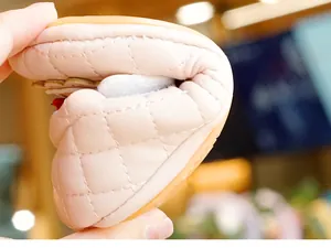 Vue détaillée de la semelle souple et du cuir matelassé des chaussures bébé
