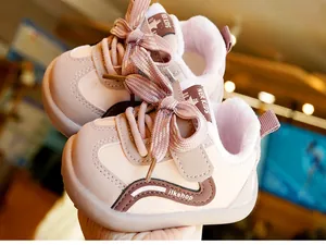 Détail de la doublure en peluche blanche chaude des chaussures d'hiver roses pour bébés