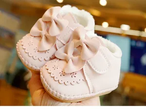Detail von rosa Baby-Lauflernschuhen mit warmem Plüschfutter und großen Schleifen