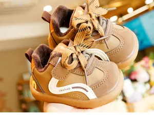 Détail de chaussures d'hiver pour bébé avec doublure en peluche et semelle antidérapante