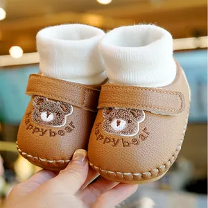 Braune Babyschuhe mit weißem Strickkragen und süßer Bärenstickerei für Anfänger