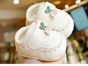 Détails de chaussures pour bébé en cuir matelassé avec broderie cerise et velcro