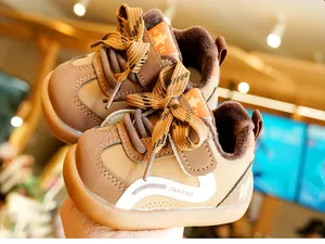 Vue détaillée des chaussures d'hiver bébé avec doublure en peluche chaude et embout protecteur