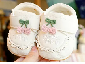 Détails de chaussures bébé matelassées avec broderie cerise et doublure polaire chaude