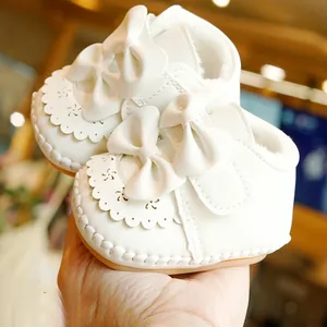 Weiße Lauflernschuhe für Babys mit weicher Sohle, Spitze und großer Schleifenverzierung
