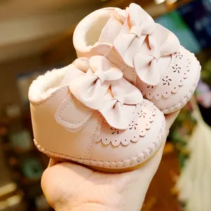Rosa Winter Babyschuhe mit weichem Plüschfutter und großer dekorativer Schleife