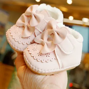 Rosa Baby-Lauflernschuhe mit Fleece-Futter, Schleife und weicher Anti-Rutsch-Sohle