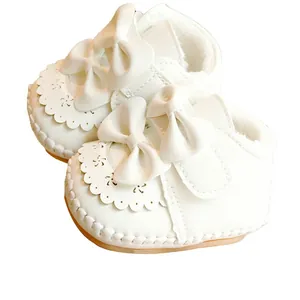 Weiße Baby-Lauflernschuhe mit Schleife und warmem Plüschfutter auf rutschfester Sohle