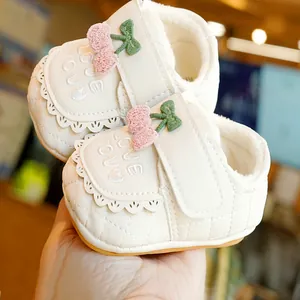 Chaussures bébé blanches matelassées avec doublure polaire et décoration cerise rose