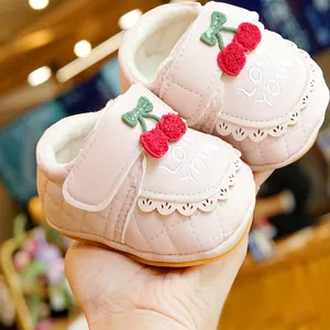 Chaussures bébé fourrées roses avec broderie cerise et semelles souples antidérapantes