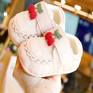 Chaussures d'hiver roses pour bébé fille avec broderie cerise et doublure chaude en velours
