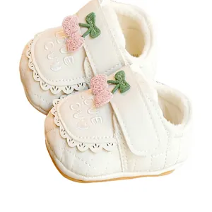 Chaussures bébé fourrées avec broderie cerise, bordure dentelle et texte Love You