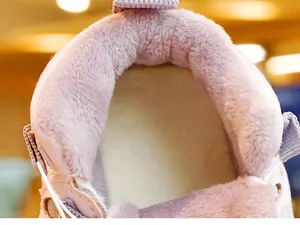 Detail van dikke pluche voering in paarse winterschoenen voor peuters voor warmte