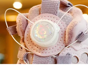 Detail van roze baby loopschoenen met warme fleece voering en handige draaisluiting