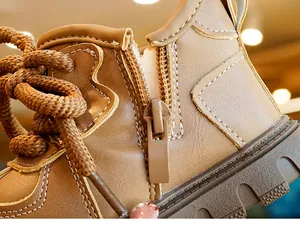 Detailopname van de rits en stiksels op warme winterschoenen voor peuters en baby's