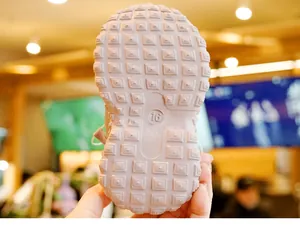 Detail van de roze antislip rubberen zool van een babyschoen met wafelstructuur