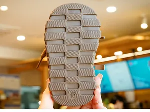 Detail van zachte antislip rubberen zool met maat 16 markering voor warme babyschoenen
