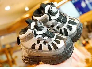 Detail van wintersneakers voor baby's met fleecevoering en automatisch draaisluiting systeem
