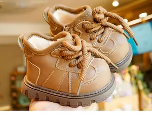 Detail van warme bruine babylaarzen met dikke pluche voering en antislip rubberen zolen